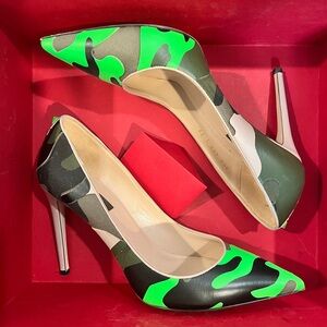 Valentino Garavani Rockstud Neon Camo Point-Toe Pump Sz. 39 *EUC* MSRP: $1,175